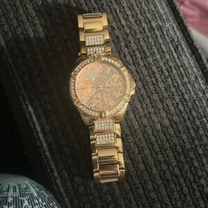 Selling my rose gold guess watch has extra extensions with it